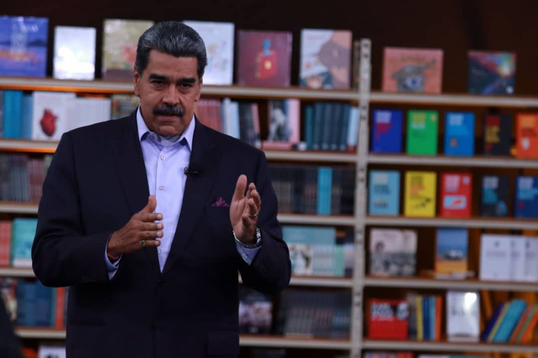 Presidente Maduro exalta relevancia del libro "Notas al pie del tropel de caballos"