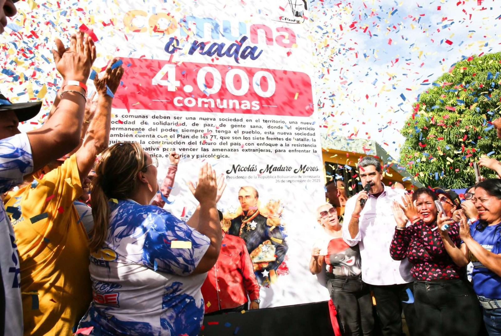 Presidente Maduro devela hito de la Comuna número 4 mil