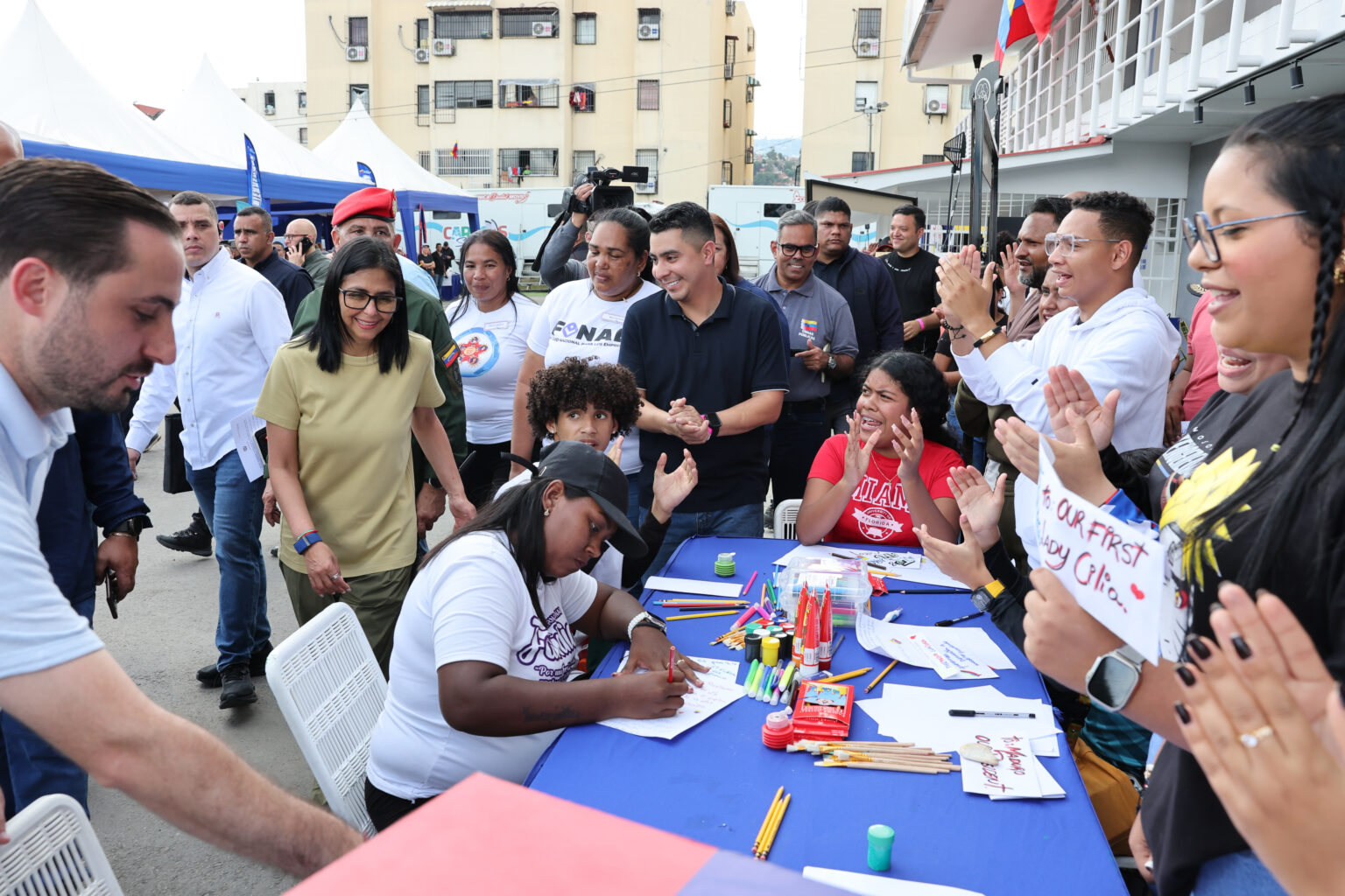 Pueblo venezolano escribe cartas de respaldos al Presidente Nicolás Maduro y a la Primera Dama Cilia Flores