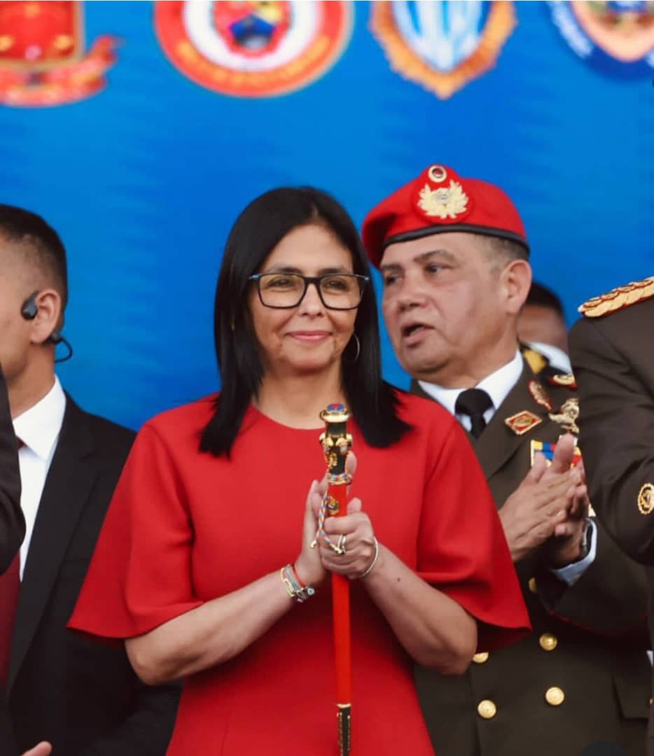 Presidenta (E) Delcy Rodríguez recibió Bastón de Mando, simbólicas insignias de la FANB y réplica de la espada de Bolívar