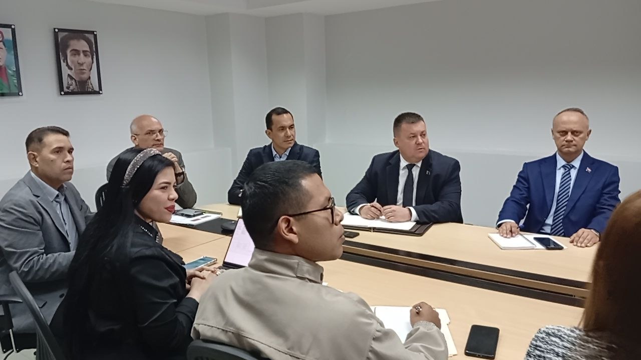 Venezuela y Belarús revisan marco de cooperación en materia de Industria