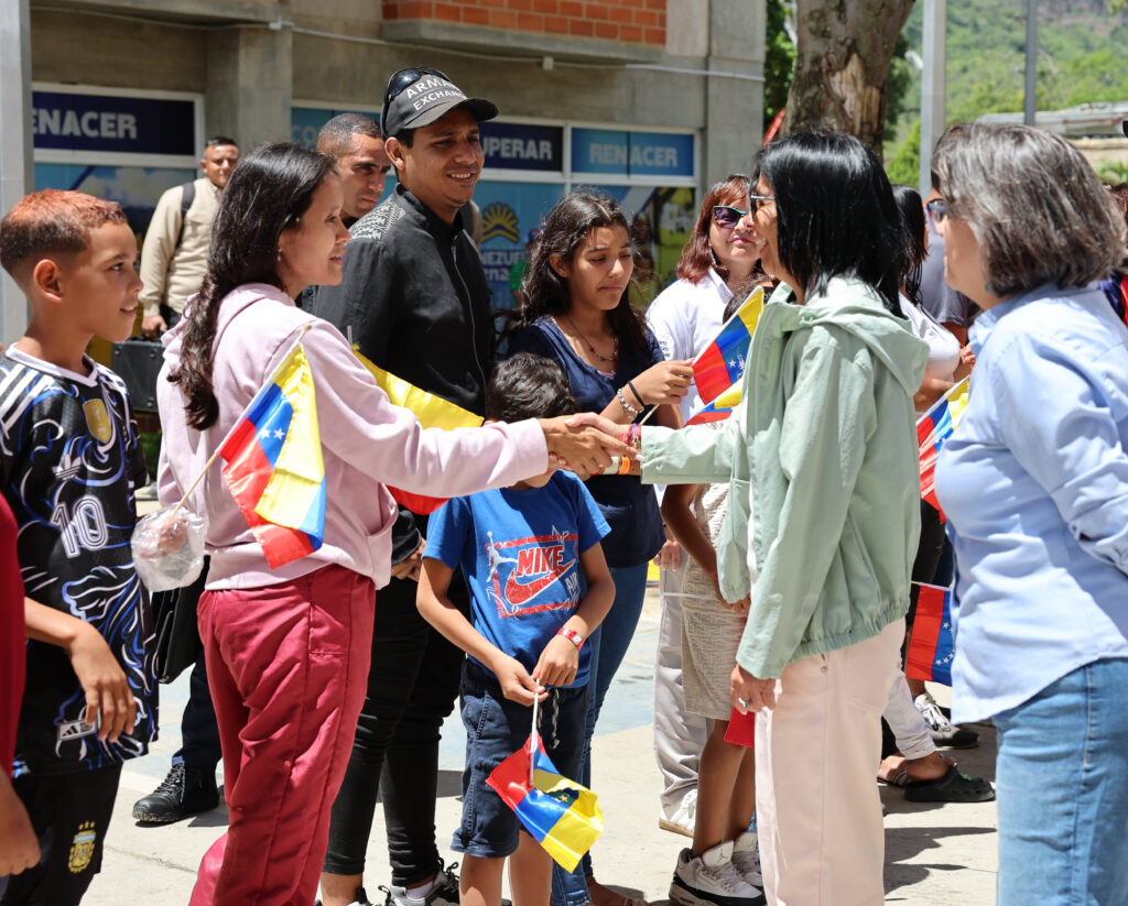Presidenta Delcy Rodríguez entrega 87 viviendas a familias afectadas por el doblete sísmico