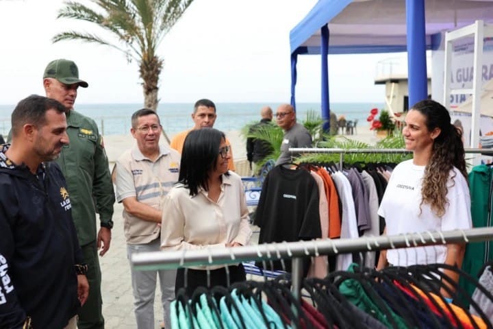 Presidenta  encargada Delcy Rodríguez otorga financiamiento a emprendedores de La Guaira afectados por sismos